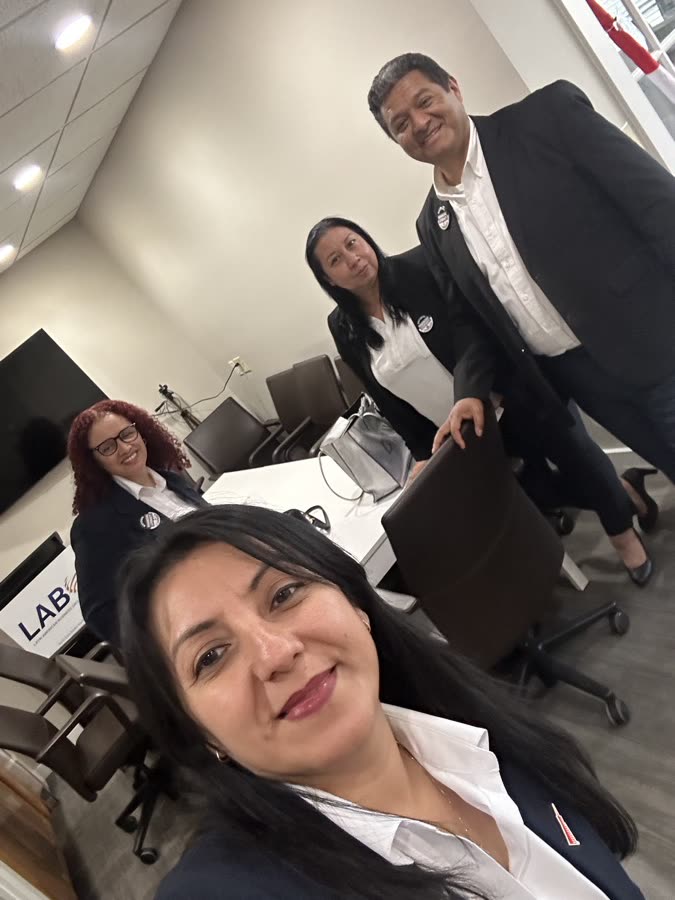 Dina Rivera trabajando con su equipo